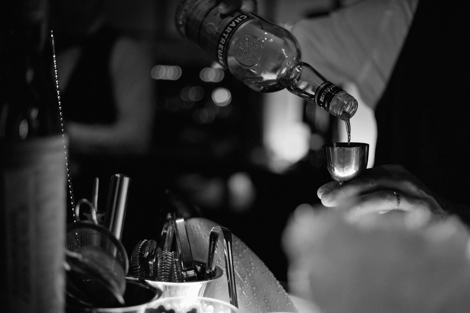 barkeeper an der bar der heimat
